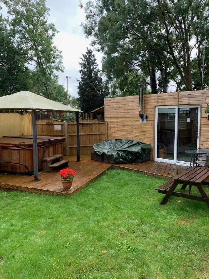 Bedrock Lodge Winterbourne Exteriör bild